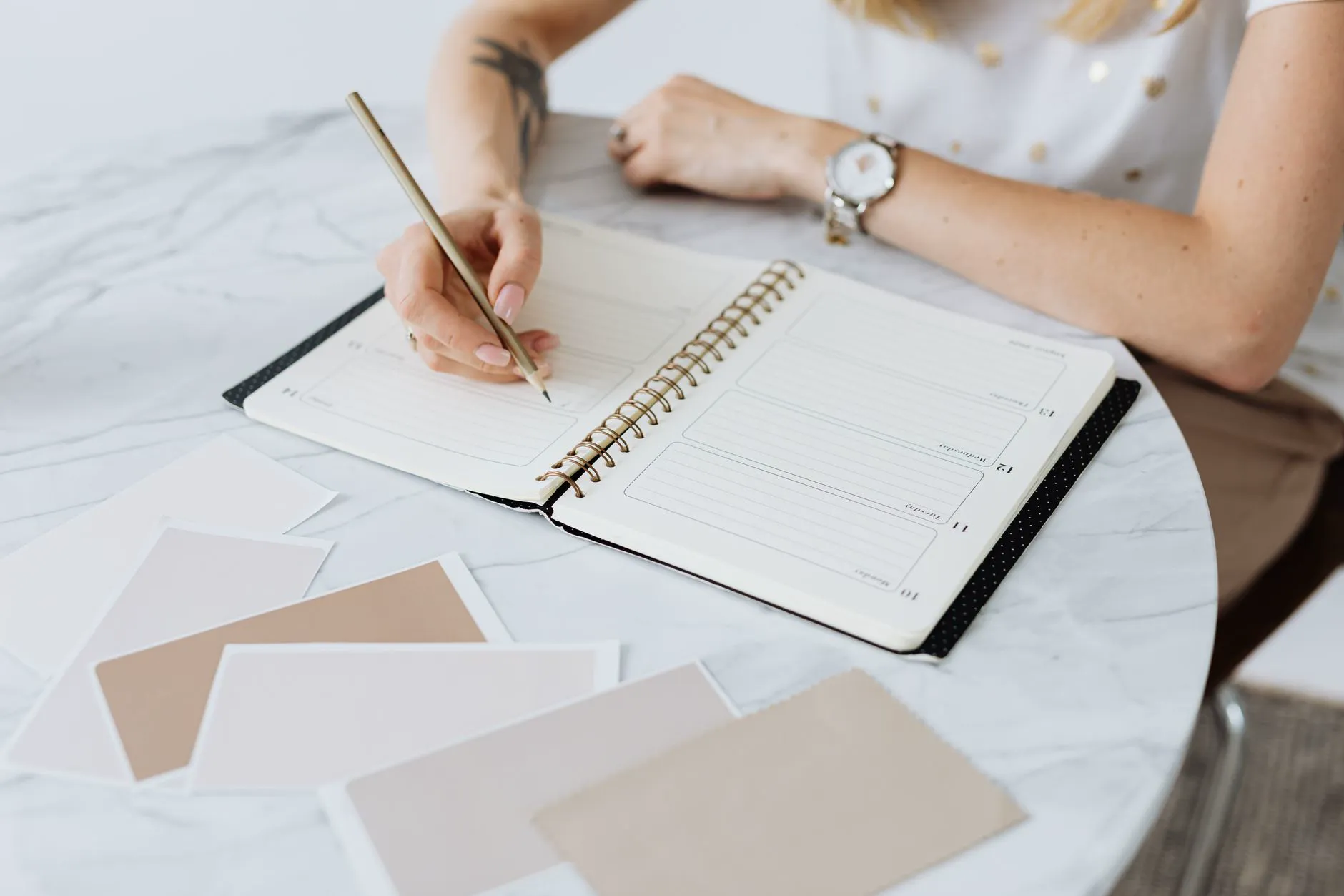 Professionnel qui organise son planning sur ordinateur