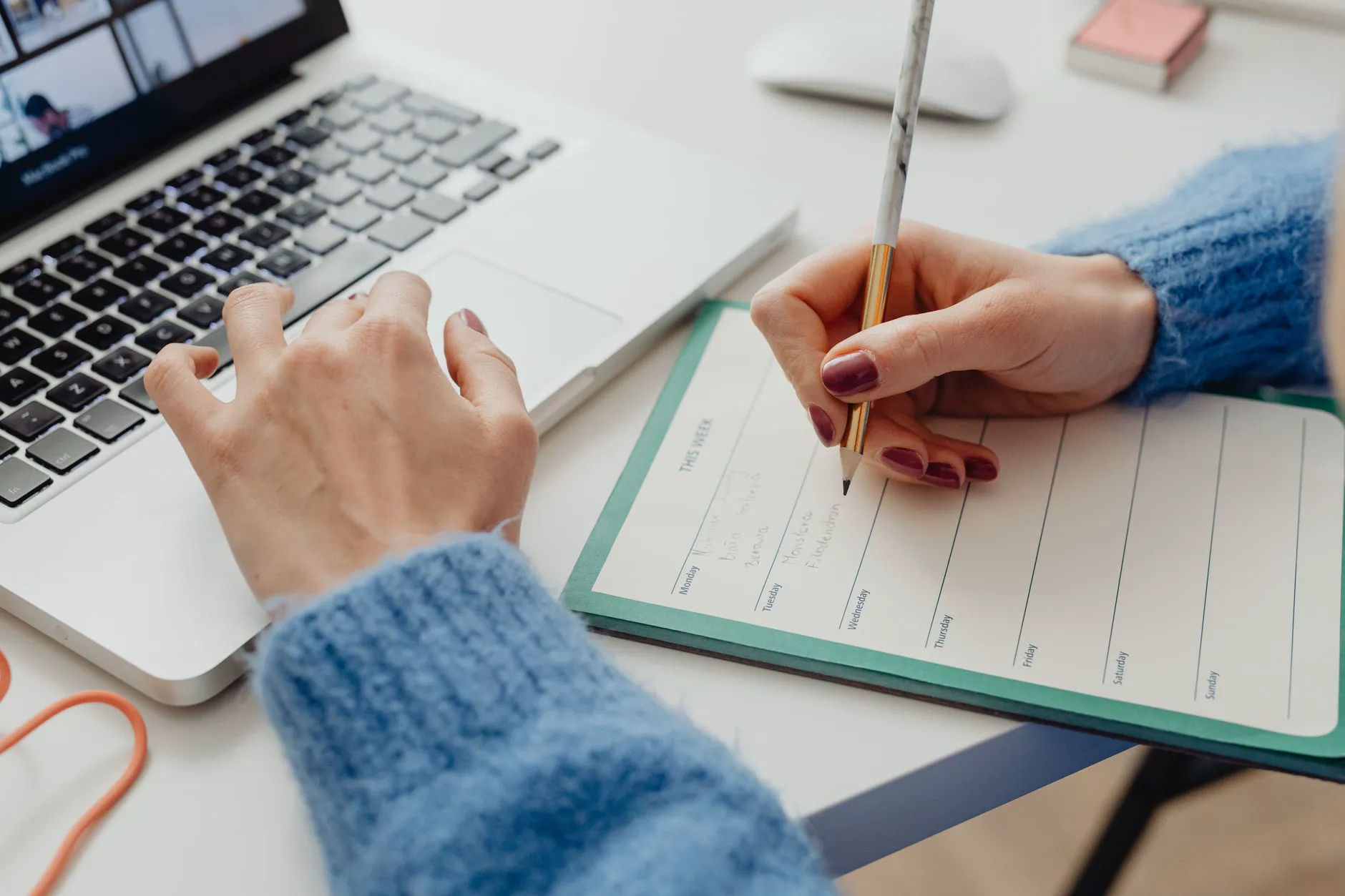 Professionnelle gérant son planning gratuit en ligne sur ordinateur et carnet