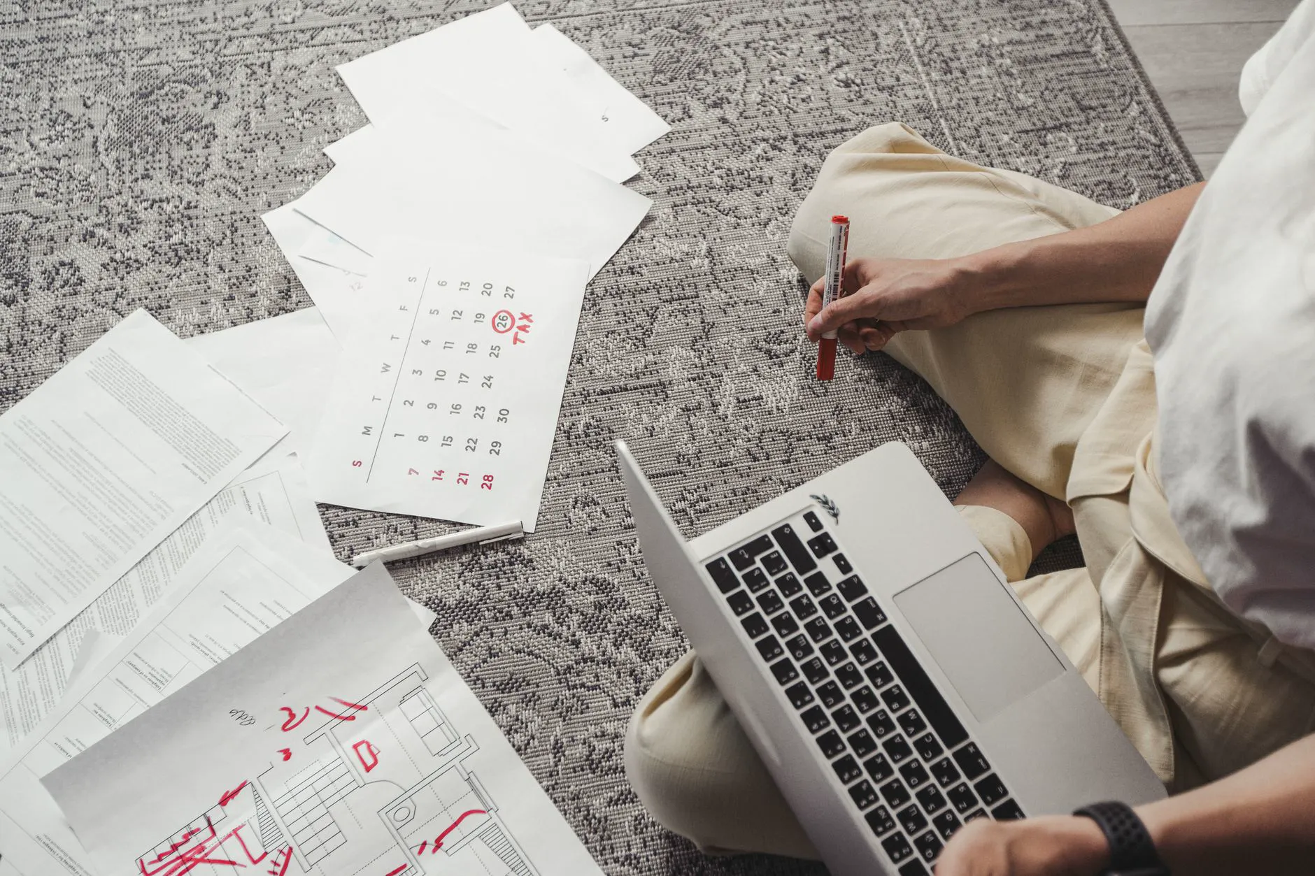 Homme travaillant sur son planning gratuit avec agenda et ordinateur portable